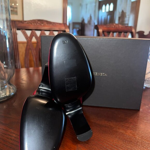 Bottega Veneta Isabella china red patent rounded toe pumps, 4.5" heels - Picture 5 of 5